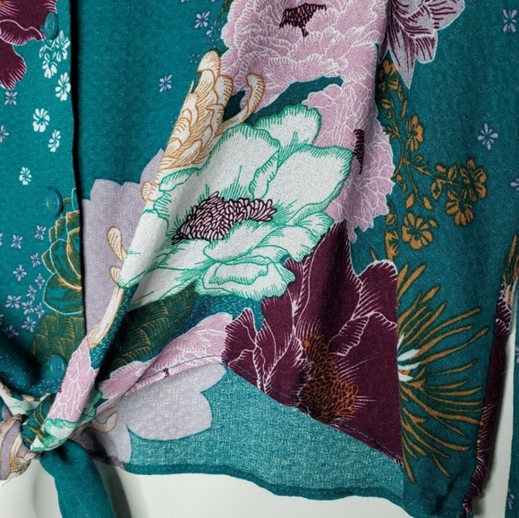 Rue 21 Tie front , bell sleeved crop top. - Picture 4 of 8